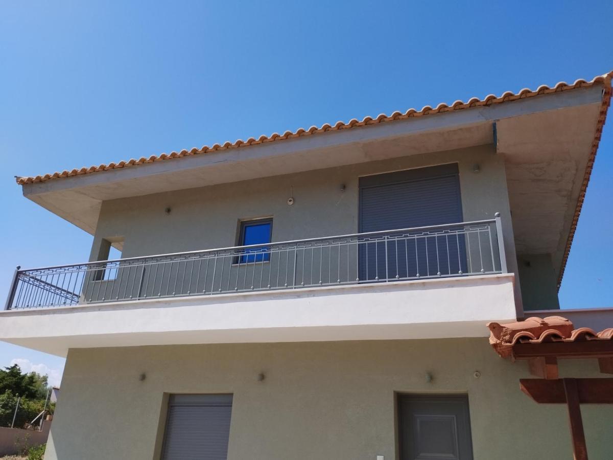 Coastal Garden Getaway Apartment Vari  Exterior photo