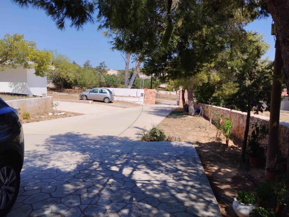Coastal Garden Getaway Apartment Vari  Exterior photo